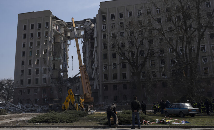 Ukraine insists Russia must withdraw completely before signing peace agreement