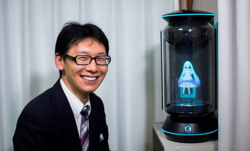 ‘Fictosexual’ Japanese man no longer able to communicate with hologram he married