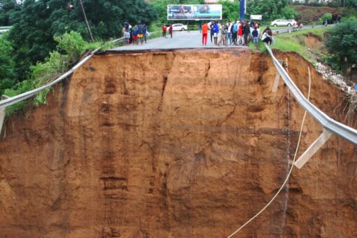 South Africa flooding leaves more than 440 dead; troops sent to help with relief efforts