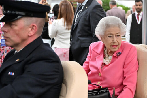 Queen Elizabeth arrives by golf cart to Chelsea Flower Show amid ‘episodic mobility issues’