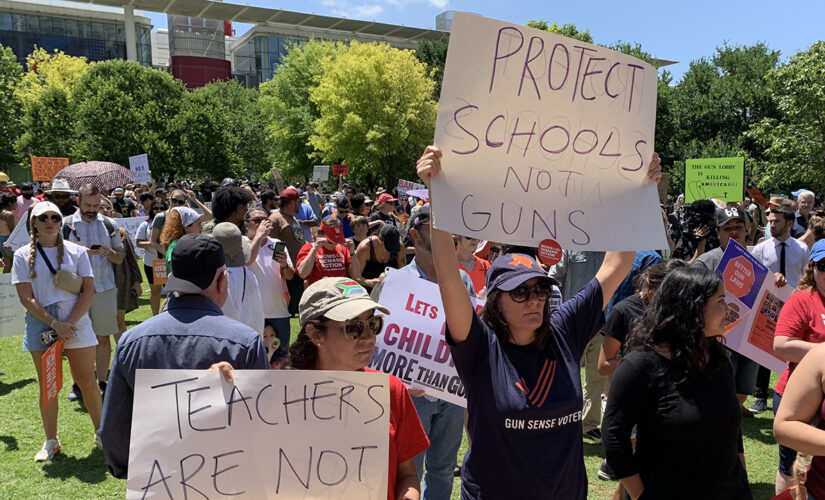 Beto O’Rourke, gun-control advocates protest outside of NRA convention: ‘Shame on you’