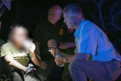 Sen. Roger Marshall aids migrant suffering from heat exhaustion during dramatic border trip
