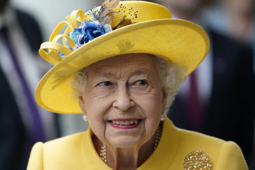 Queen Elizabeth makes a surprise visit at Paddington Station to mark new subway line: ‘Fantastic to see her’