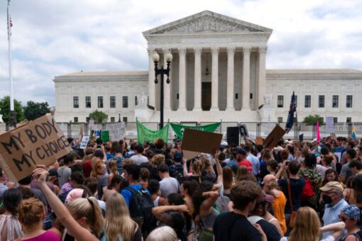 Which Supreme Court justices voted to overturn Roe v. Wade?