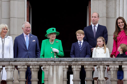 Queen Elizabeth makes surprise appearance on Buckingham Palace balcony during Platinum Jubilee finale