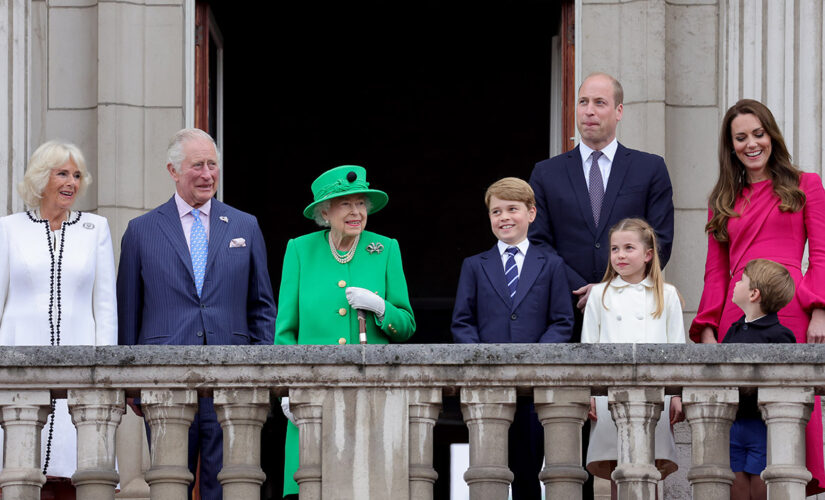 Queen Elizabeth makes surprise appearance on Buckingham Palace balcony during Platinum Jubilee finale