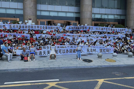 Chinese bank depositors face police in angry protest