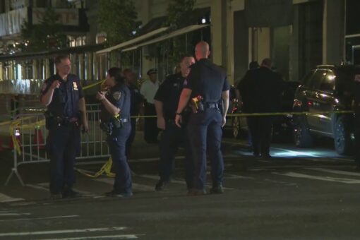 NYC shootout breaks out between robbery suspects, police