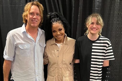 Anna Nicole Smith’s daughter, Dannielynn, and father Larry Birkhead pose with Janet Jackson backstage