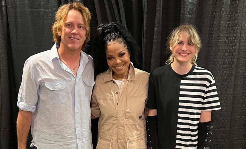 Anna Nicole Smith’s daughter, Dannielynn, and father Larry Birkhead pose with Janet Jackson backstage