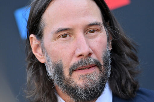 Keanu Reeves kindly answers kid’s questions at baggage claim after international flight, viral tweet shows