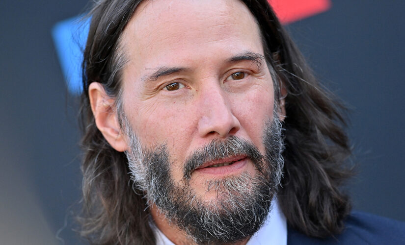 Keanu Reeves kindly answers kid’s questions at baggage claim after international flight, viral tweet shows