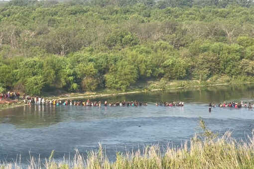 Massive group of hundreds of migrants streams across southern border as crisis intensifies