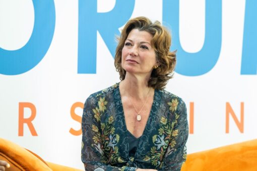 Vince Gill honors wife Amy Grant on stage while she recovers from bike accident