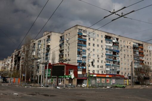 Report: Ukrainian forces hunkering down in communities endanger civilians