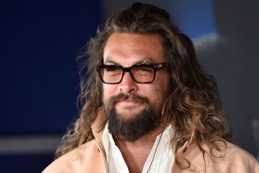 Jason Momoa surprises airline passengers by handing out water, gets called ‘Aguaman’