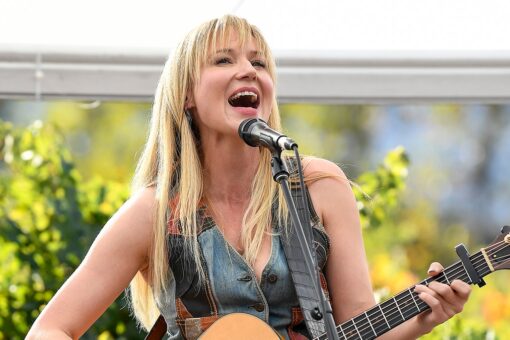 Jewel’s tour bus goes up in flames: Calls bus driver a ‘hero’