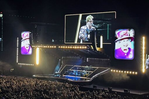 Elton John honors Queen Elizabeth during Toronto concert