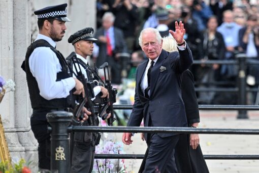 King Charles III arrives to massive crowd outside Buckingham Palace following Queen Elizabeth’s death