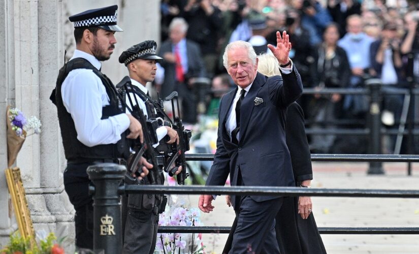 King Charles III arrives to massive crowd outside Buckingham Palace following Queen Elizabeth’s death