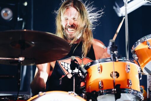 Dave Grohl breaks down in tears on stage while performing ‘Times Like These’ at Taylor Hawkins tribute concert