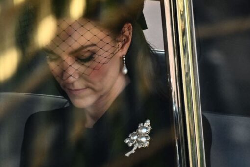 Kate Middleton honors Queen Elizabeth II by wearing queen’s brooch to pay her respects