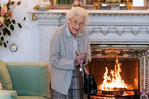 Tourists gather at Buckingham Palace, shed tears amid concerns for the Queen