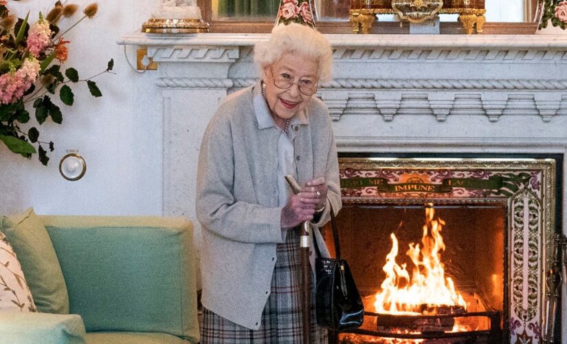 Tourists gather at Buckingham Palace, shed tears amid concerns for the Queen