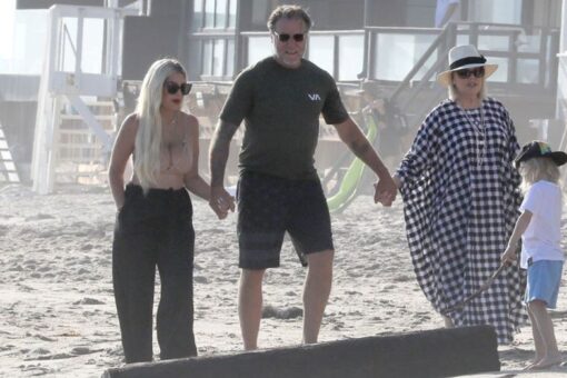Tori Spelling, Dean McDermott and Candy Spelling hold hands during beach outing as couple is ‘co-parenting’