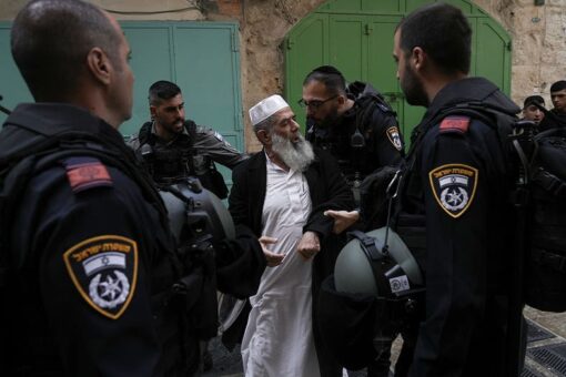 Palestinian teen shot after wounding Israeli soldier with hammer