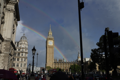 Queen Elizabeth II dies at 96: Double rainbow appears over Buckingham Palace as mourners gather