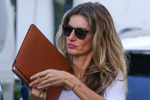 Gisele B?ndchen steps out without her wedding ring amid reports that she and Tom Brady hired divorce lawyers