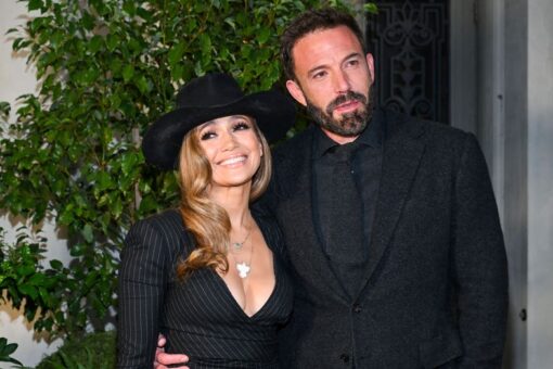 Jennifer Lopez, Ben Affleck cozy up for first red carpet appearance since getting married