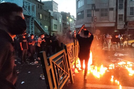 US slaps top Iranian officials with sanctions over censorship, violence against protesters