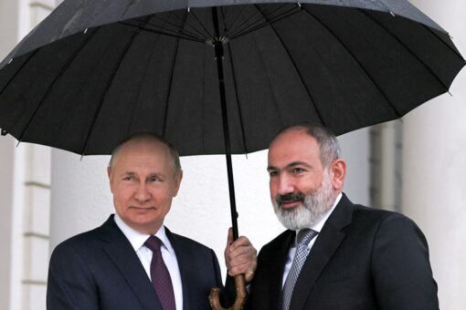 Putin hosts Armenian and Azerbaijani leaders in attempt to broker peace