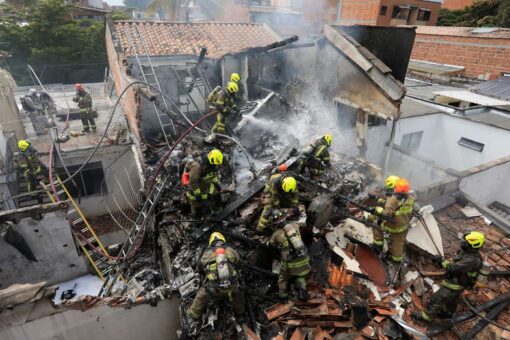 Small plane crashes in Colombian neighborhood killing 8