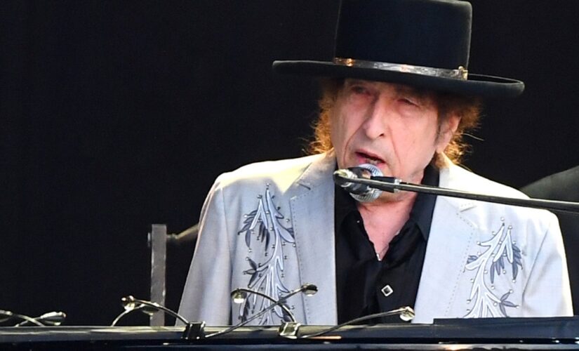 Bob Dylan apologizes for using autopen to sign $600 copies of his book