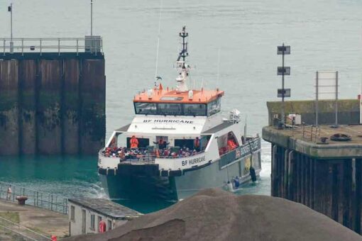 UK, France sign agreement in attempt to stop migrants from crossing English Channel