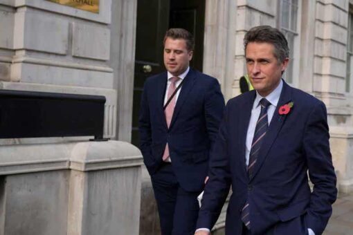 Gavin Williamson, a senior member of Prime Minister Sunak’s staff, has resigned amid bullying allegations