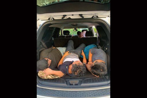 New York man smuggling 4 illegal immigrants leads Texas officers on high-speed chase, flees on foot