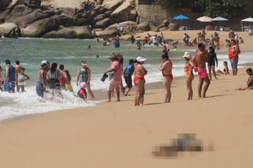Mexico beachgoers at popular tourist area find 3 dead bodies with torture marks washed ashore