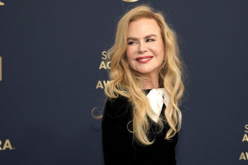 Broadway crowd erupts in applause after Nicole Kidman donates $100,000 for Hugh Jackman’s signed hat