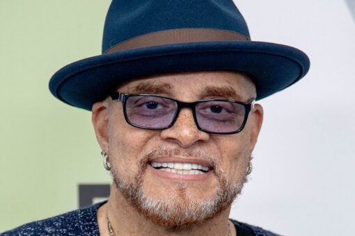 Sinbad learning to walk again 2 years after stroke: ‘Will not stop fighting until I can walk across the stage’