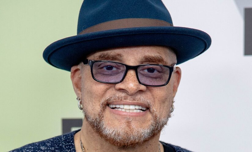 Sinbad learning to walk again 2 years after stroke: ‘Will not stop fighting until I can walk across the stage’