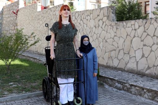 World’s tallest woman takes first flight after airline makes big accommodations