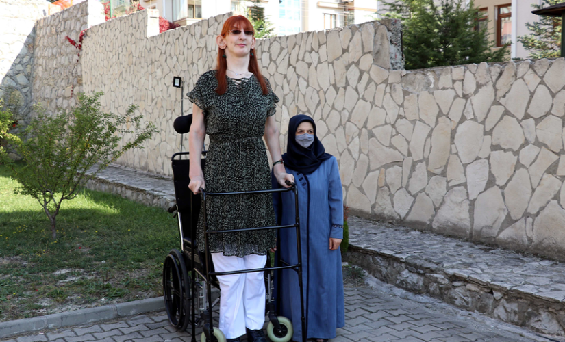 World’s tallest woman takes first flight after airline makes big accommodations