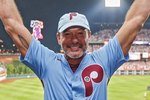 Tim McGraw honors his World Series champ father, Tug, at Phillies game