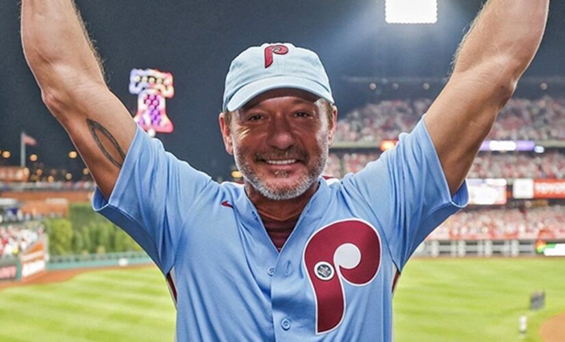 Tim McGraw honors his World Series champ father, Tug, at Phillies game