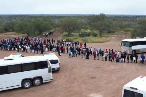 Massive group of migrants hits Texas border as end of Title 42 looms