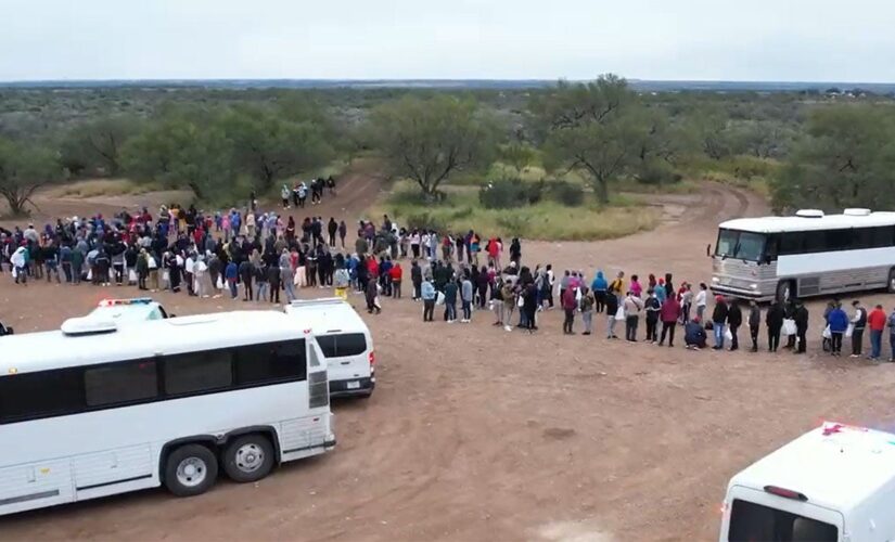 Massive group of migrants hits Texas border as end of Title 42 looms